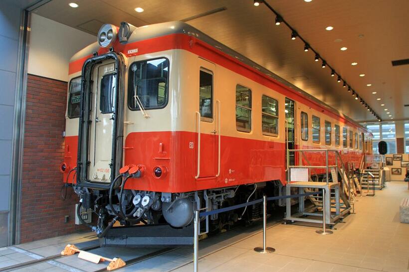 糸魚川駅に隣接するジオパルで保存されているキハ52形。2010年までJR大糸線で活躍していた（撮影／北村光）