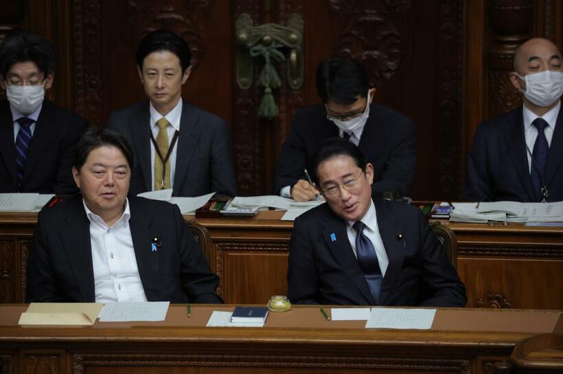 6月16日、衆院本会議で内閣不信任決議案について立憲民主党の泉健太代表による趣旨弁明を聞く岸田文雄首相