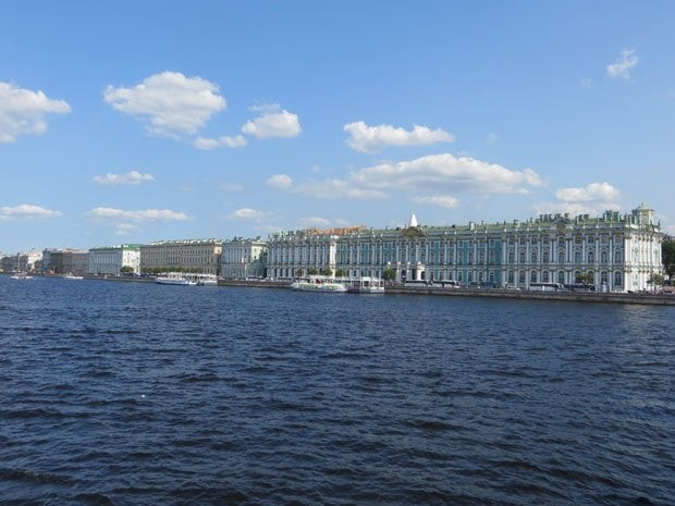 サンクトペテルブルク　　エルミタージュ美術館は、変わらぬ壮麗な姿でそこにあった。しかし、川側から見ると、倉庫街に見えなくもない