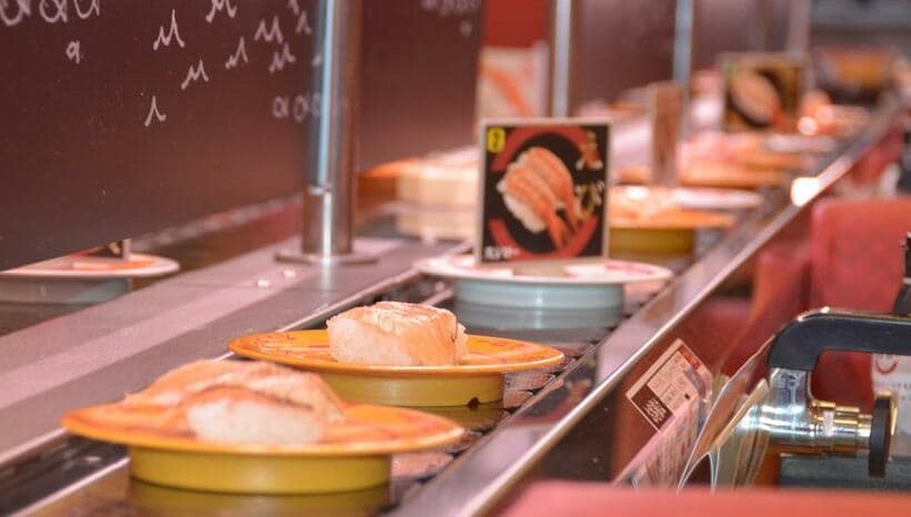 ２０１８年に撮影したスシローの店内を回るすし。一連の事件を受けて、レーンに流すすしは当面の間、客が注文したものに限られる