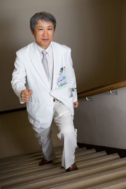心臓外科医　天野篤さん（５８）順天堂大学部心臓血管外科教授。心臓を動かした状態で行うオフポンプ手術の第一人者。２０１２年に天皇陛下の心臓手術を執刀【こだわりの食】卵サンドイッチなども卵入りを選ぶ。「卵を食べると、命をいただいている、ということを感じ、あらたまった気持ちになる」【健康維持アイテム】ショルダーバッグキャスターバッグは使わない。自分が負荷に耐えられるかをチェックする【これやめました】お酒還暦を前に、仕事関係以外で飲むことはやめた。尿酸値管理の負担を減らすため。「引退後」を見据え、もう一度何かにチャレンジできる状態を準備しておきたい（撮影／写真部・岡田晃奈）