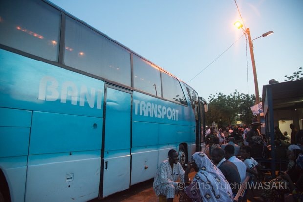 定刻通りに出発した、バニ・トランスポート社のバス。　モプチ・マリ　2013年／Mopti,Mali 2013