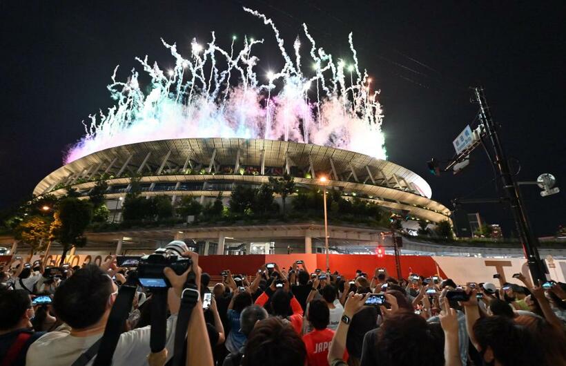 東京五輪の閉会式の最後に花火が打ち上がった国立競技場＝２１年８月８日