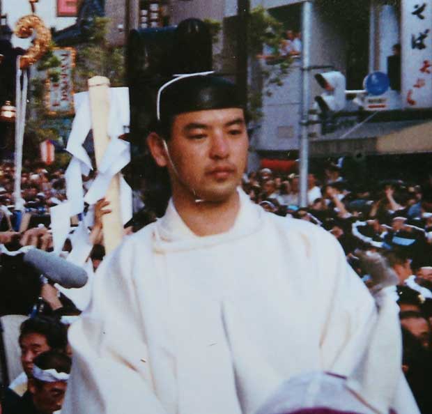 1991年、「神輿（みこし）納受式」で馬に乗る富岡茂永容疑者＝富岡八幡宮のパンフレットから