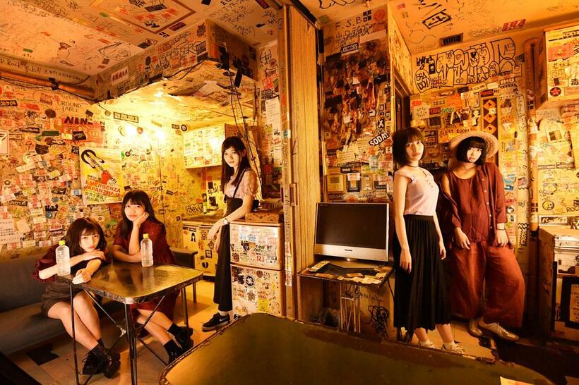 新宿ＬＯＦＴ／１９７６年に東京・西新宿に開業、９９年に歌舞伎町に移転したライブハウス。近年はアイドルのライブも多く、まねきケチャも月に１度出演している。　（撮影／写真部・東川哲也）