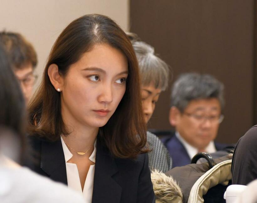 会見場の記者席から山口敬之さんを見つめる伊藤詩織さん＝東京都千代田区の日本外国特派員協会、撮影・多田敏男