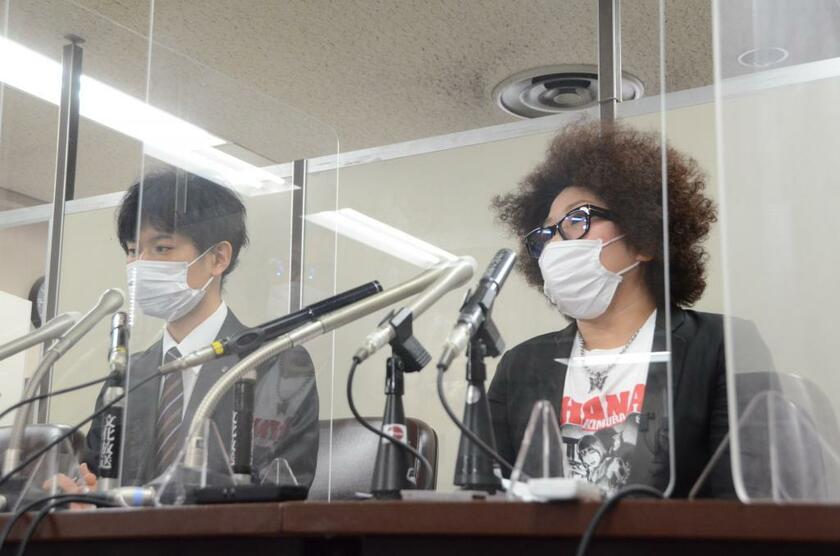 木村花さんの母・響子さん（右）は３月２２日、代理人弁護士とともに会見した。花さんの自死を機に、侮辱罪を厳罰化し、懲役刑を導入する議論が高まった（ｃ）朝日新聞社