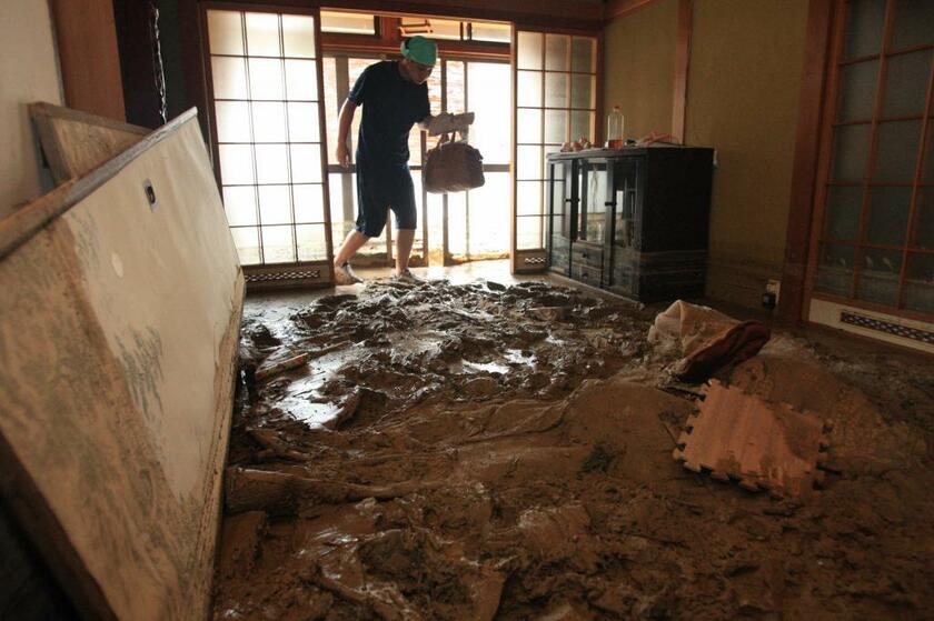 床上浸水による家財の被害復旧は時間も費用も膨大にかかる。全額ではないにせよ、水災補償付きの火災保険に加入していて助かった人は多い　（ｃ）朝日新聞社