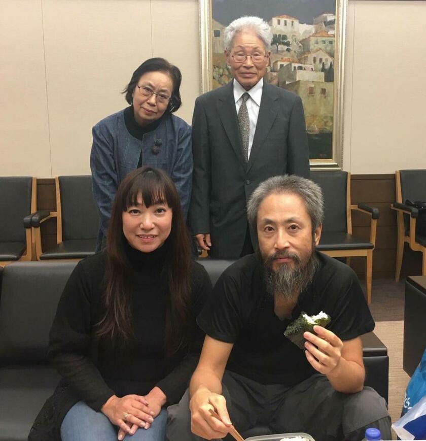 釈放後、両親と妻と会った安田純平氏（提供）
