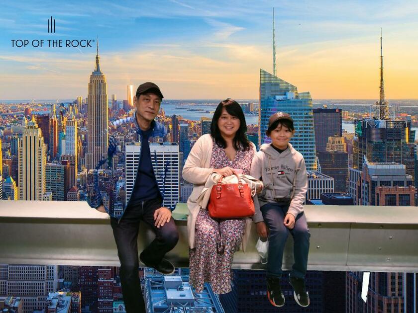 ロックフェラーセンターの展望台で家族と　「50歳でも空をとべる？」（写真／筆者提供）