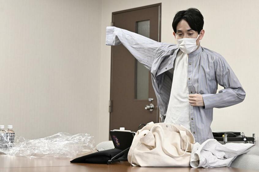 クリーニングの袋のままの衣装を持ってスタジオ入りした（撮影／篠塚ようこ）