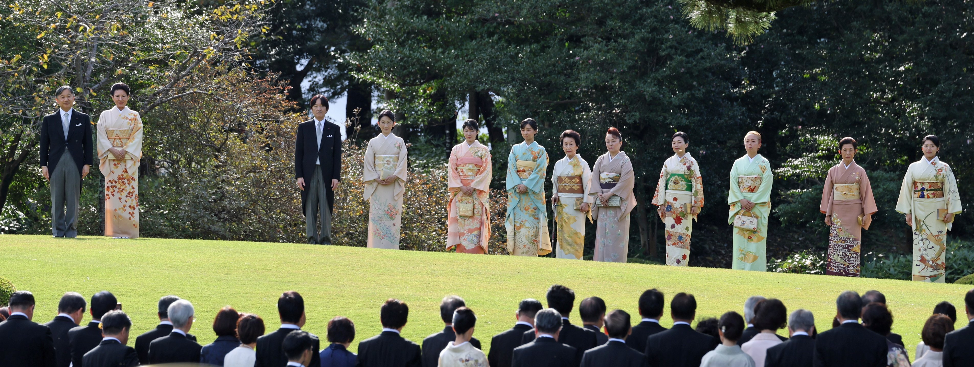 秋の園遊会】雅子さまは別格の「錦秋の美」の訪問着 愛子さまは「百花繚乱」の振袖で（AERA dot.）｜ｄメニューニュース（NTTドコモ）