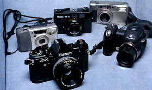 前列右から銀塩派だった北野さんの認識を変えさせたコニカミノルタディマージュZ5と、いちばん思い出がつまっているというキヤノンAE-1。後列が憧れのドイツカメラ、コンタックスTvsとローライXF35、そしてペンタックスのコンパクトカメラシリーズとして人気があったエスピオ115M
