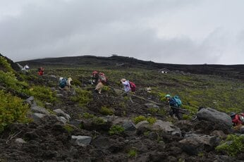 富士山ですでに6人が死亡 「せっかく来たから」と救助隊員に2次遭難の恐れがあるほどの暴風雨で登山続行