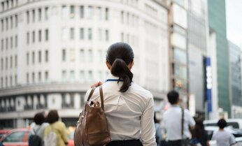 おじさん対応に疲弊 「自分のキャリアが潰される」と管理職を降りた女性たち