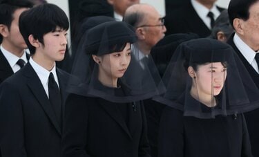 百合子さま斂葬の儀　天皇家の愛子さま、皇嗣家の佳子さま、悠仁さまの「新しい並び順」への驚きと皇室の「変化」の兆候