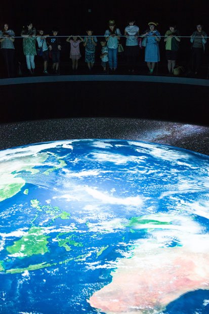 シアター宙（そら）宇宙ミュージアム　『TeNQ（テンキュー）』巨大な円形スクリーンに、月や地球などの惑星、星空が映し出される。宇宙を浮遊している感覚が楽しめる（撮影／写真部・工藤隆太郎）