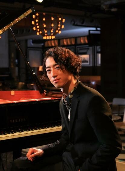 ピアニスト 角野隼斗 〔撮影/写真部・松永卓也、ヘアメイク/MAIMI、協力=eplus LIVING ROOM CAFE & DINING〕