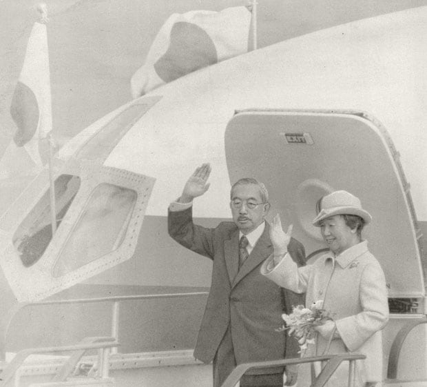 昭和５０（１９７５）年の訪米出発の朝、特別機のタラップから見送りの人たちに手を振る昭和天皇と香淳皇后　（c）朝日新聞社　＠＠写禁