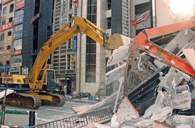 １９９５年の阪神・淡路大震災では倒壊した多くの建物が道路を塞いだ（ｃ）朝日新聞社
