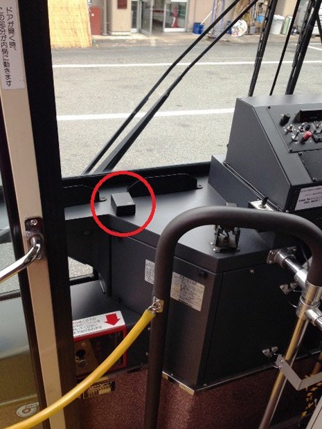 バスの車内に設置されたBeacon（※赤い丸印で囲んだ部分）（アプリックスIPホールディングス提供）