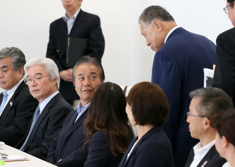 東京２０２０組織委員会の理事会に出席し、森喜朗会長（当時・右上）から声をかけられる高橋治之容疑者（左から３人目）＝２０１５年９月
