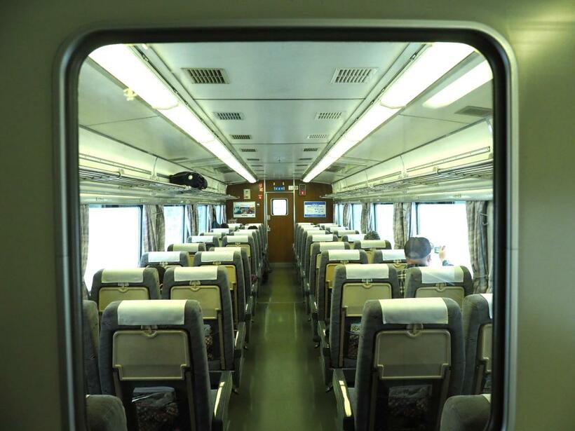 キハ183系の車内。昭和生まれの国鉄車両の雰囲気に包まれている。　写真＝櫻井 寛（鉄道写真家）