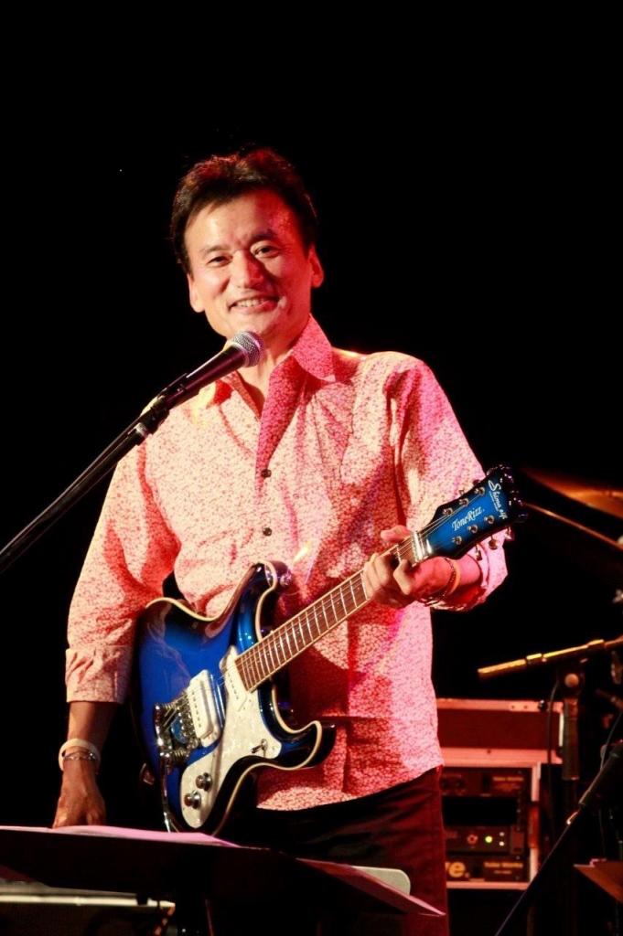 ギターを持つ島英二さん