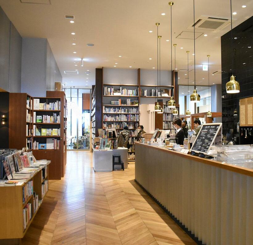 八戸ブックセンターが集客エンジンになるほど、地域の他書店に足を運ぶ機会も増える。「市営」だからこそ、展示会なども本格的なラインアップがそろう（写真：八戸市提供）