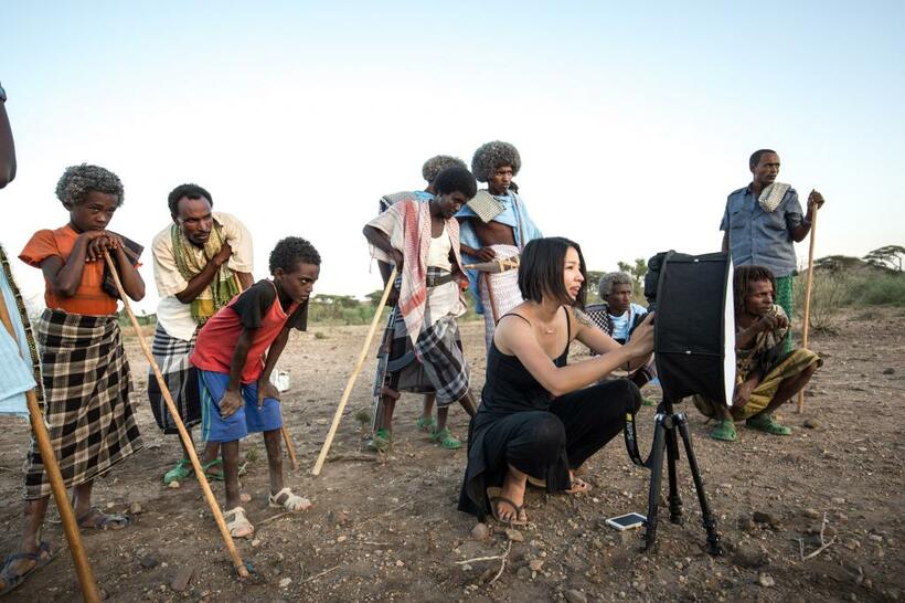 ヨシダ ナギ／1986年生まれ、フォトグラファー。独学で写真を学び、アフリカをはじめとする世界中の少数民族を撮影、発表。2016年版日経ビジネス誌「次代を創る100人」に選出、17年、講談社出版文化賞写真賞を受賞。著書に写真集『SURI COLLECTION』、ヨシダナギBEST作品集『HEROES』、紀行本『ヨシダ、裸でアフリカをゆく』などがある（本人提供）