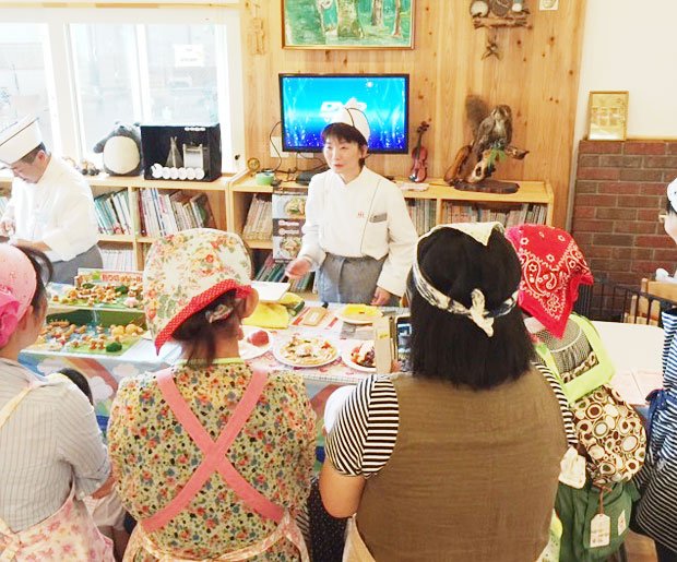 飾り切り教室には、子どもから大人まで多くの人が訪れる（日本ハム提供）