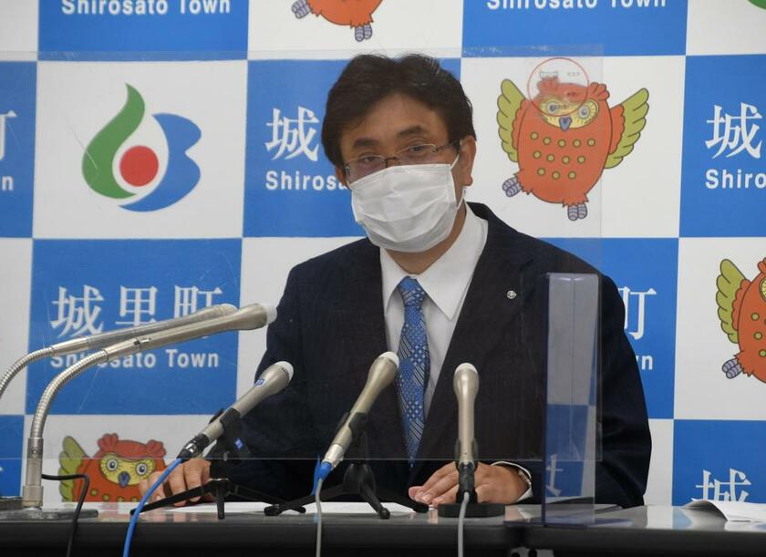 「私は医療従事者」という発言を撤回した上遠野町長（C)朝日新聞社