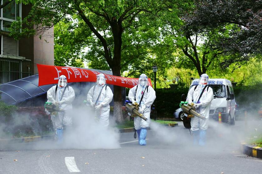 ロックダウンされた街を消毒する作業員（Getty Images）