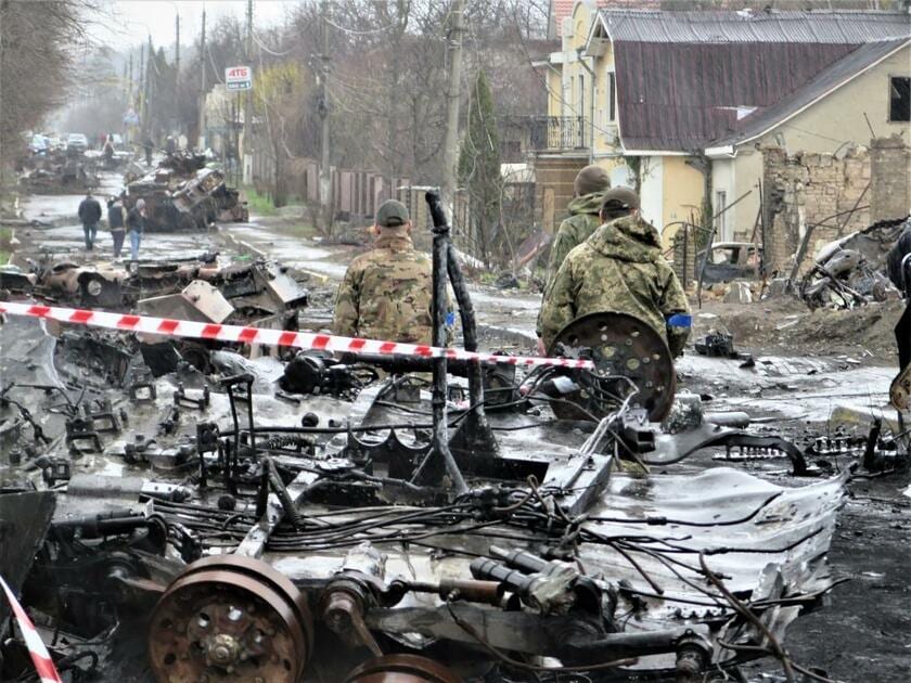 ブチャの駅前通り。ウクライナ軍の攻撃を受けて大破したロシア軍装甲車両が積み重なっていた＝２０２２年４月８日、国末憲人撮影