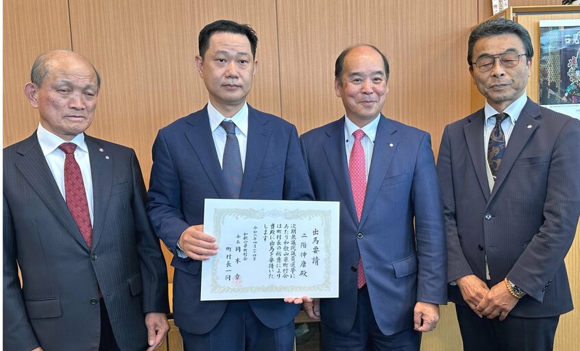 和歌山県町村会から次期衆院選への立候補要請を受けた二階伸康氏（左から2人目）。右から2人目は町村会会長の岡本章九度山町長