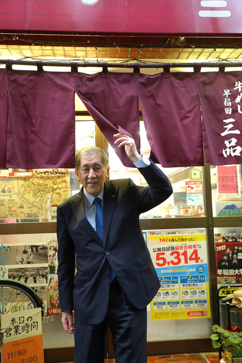 総長の仕事が多忙を極める中で、職員にテイクアウトを頼むことも。「学生時代はお金がなくカツが食べられませんでしたが、今は気兼ねなく口にできます」（写真／松永卓也）