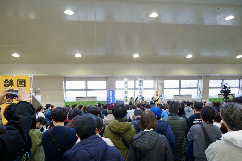 JR川崎駅の自由通路は玉木氏の演説を聞く人であふれた