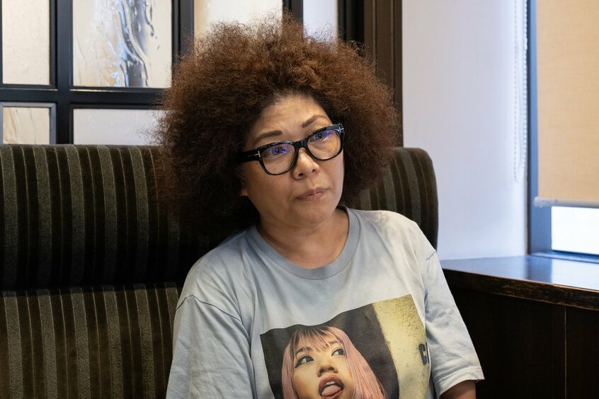響子さんは、実はプロレスラー時代から写真を撮られるのが苦手だという。「プロレスは好きだけど、人前に出て注目されるのは嫌でした。本当は田舎でひっそり暮らしたいタイプの人間で、取材もすごく苦手なんですけど、花の代わりに声を上げなきゃいけないから」(撮影/工藤隆太郎)