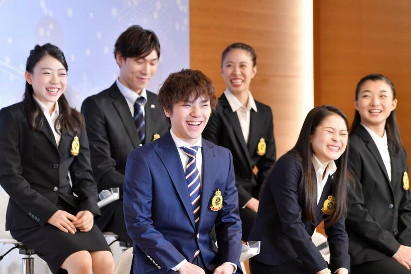 GPシリーズ開幕の記者会見。右から坂本、宮原、松田悠良、宇野、田中、紀平。試合では見せない柔らかい表情で意気込みを語った(撮影/伊ヶ崎忍)