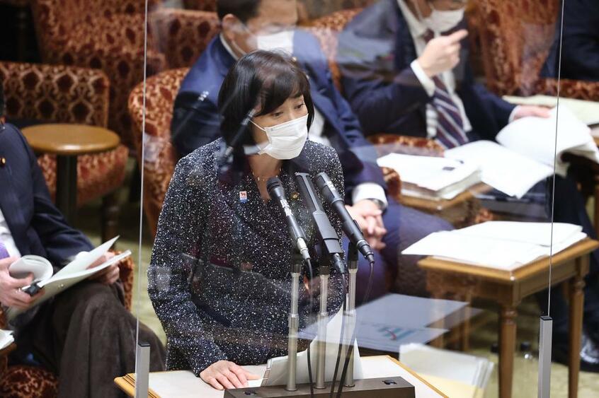 国会で夫婦別姓に反対する理由を問われた丸川珠代男女共同参画大臣は「私の意見に左右されないで国の政策を進めていただきたい」などと正面から答えるのを避け続けている (c)朝日新聞社