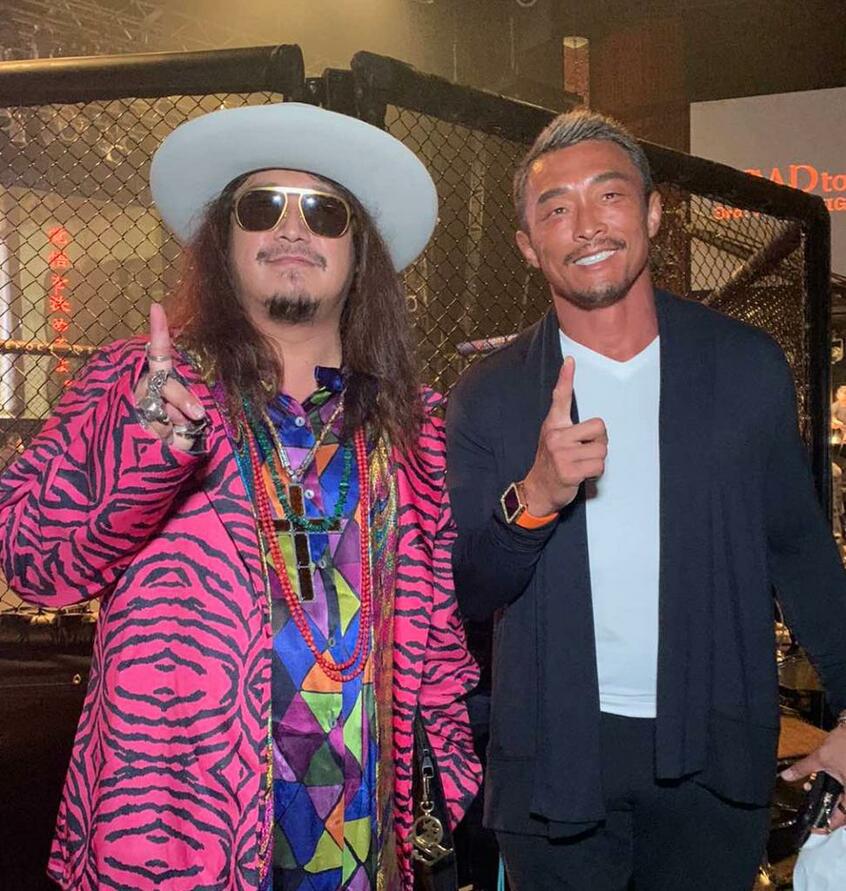 岸本拓也社長(左)とONEの大会にも出場するMMAファイターの秋山成勲(右)