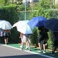 「日傘で登校はダメ」の不思議 各地の小学校で突っ込みどころだらけの暑さ対策