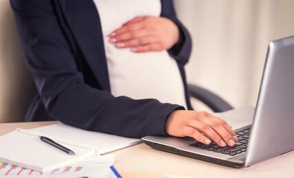 「夫に養ってもらえばいいじゃないか」　非正規公務員の“妊婦切り”　産休・育休を取らせず雇い止めに　なぜ各地で起きているのか