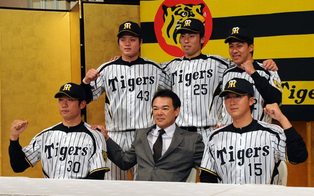 2015年12月に行われた阪神の新入団会見。和田監督（下段中央）は来季どう戦うのか（c）朝日新聞社　＠＠写禁