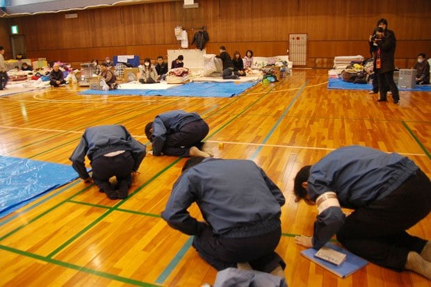 福島第一原発事故で避難した人々に土下座した東電幹部ら　（c）朝日新聞社　＠＠写禁