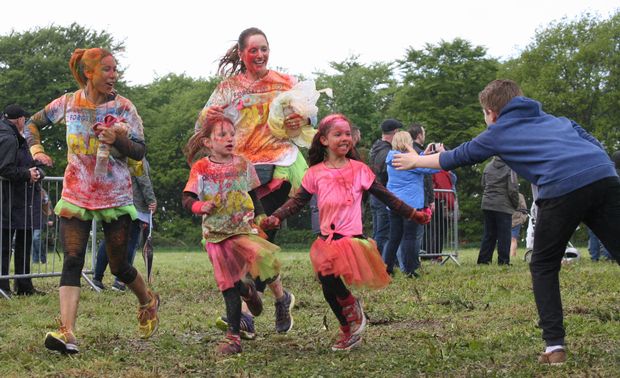 チャリティーイベントのColour Run。いつもだったら服を汚すと叱られるのに、この日は全てOKだから子どもも喜んで参加する(撮影/英国在住写真家・ユミコ・リトル)