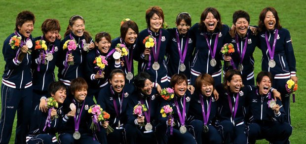ロンドン五輪の表彰式での“なでしこジャパン”　（ｃ）朝日新聞社