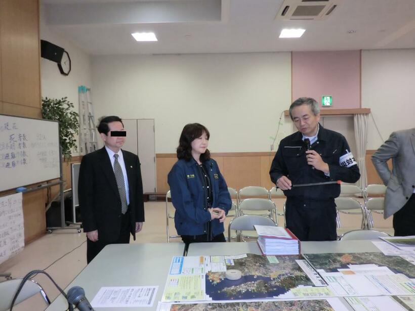 （写真5）2011年、宮城県気仙沼市長を訪問した片山氏とN氏（写真左端）