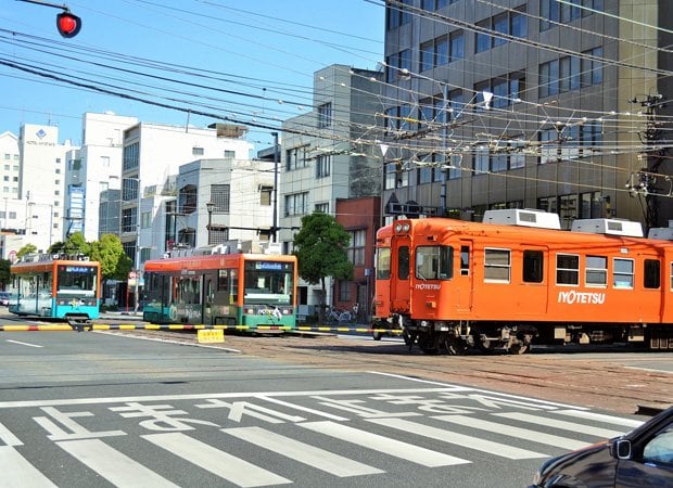 全国でたった一つ、鉄道線と軌道線が直角に交差している伊予鉄道のダイヤモンドクロッシング