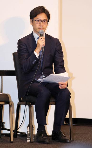 小林良太（吉本興業ホールディングス執行役員、法務本部長）／７月２２日、闇営業問題で宮迫博之と田村亮の謝罪会見を受けて、吉本興業の岡本昭彦社長らが会見。冒頭には、吉本興業ホールディングス執行役員で法務本部長の小林良太弁護士が３０分間、経緯を説明。「亮さんについては混乱されており……」など、事務的で冷徹な物言いなどが、ネットで集中砲火を浴びた　（撮影／写真部・松永卓也）